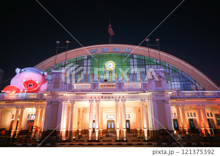 バンコクイルミネーションフェスティバル2024期間中のタイ王国バンコクのフアランポーン駅 バンコクイルミネーションフェスティバル2024期間中のタイ王国バンコクのフアランポーン駅 121375392