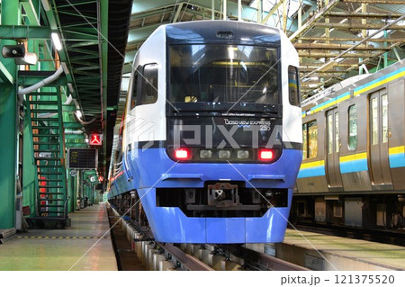 車両基地に停車する255系電車 121375520