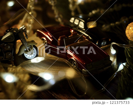 キラキラの中のバイクと車 キラキラの中のバイクと車 121375733