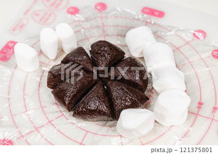 マシュマロクッキー作り マシュマロクッキー作り 121375801