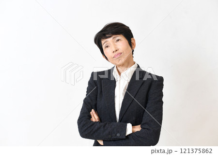 スーツ姿の悩む中高年のアジア人女性 スーツ姿の悩む中高年のアジア人女性 121375862