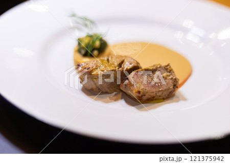 Close up grilled sliced beef steak 121375942