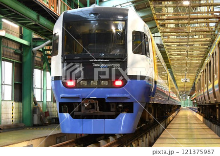 車両基地に停車する255系電車 121375987