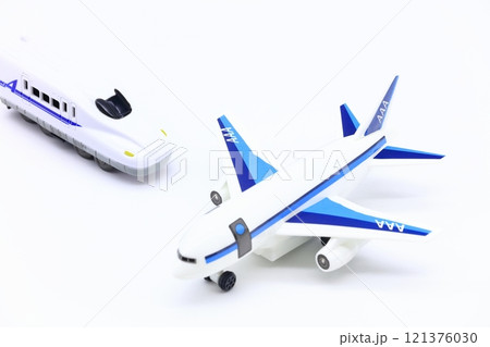 旅行・交通手段のイメージ（新幹線と飛行機） 121376030