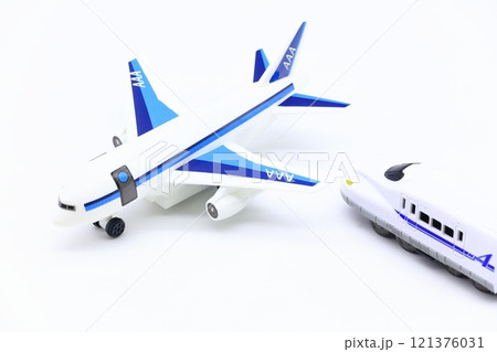 旅行・交通手段のイメージ（新幹線と飛行機） 121376031