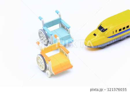 新幹線と車椅子のイメージ 121376035