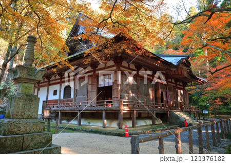 【滋賀県】晴天の百済寺の本堂と紅葉 121376182