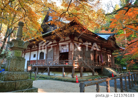 【滋賀県】晴天の百済寺の本堂と紅葉 【滋賀県】晴天の百済寺の本堂と紅葉 121376183