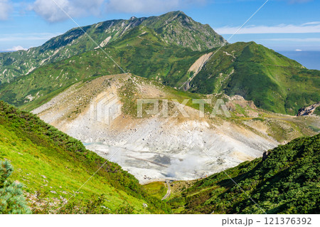 みくりが池温泉から見る地獄谷と奥大日岳 北アルプス劔岳登山 みくりが池温泉から見る地獄谷と奥大日岳 北アルプス劔岳登山 121376392