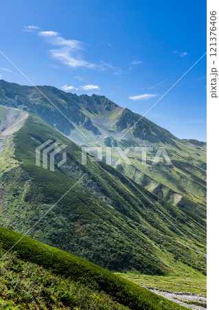 雷鳥沢登山道から見る立山主峰の雄山 北アルプス劔岳登山 雷鳥沢登山道から見る立山主峰の雄山 北アルプス劔岳登山 121376406
