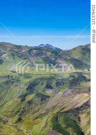 雷鳥沢登山道から見る室堂平と薬師岳　北アルプス劔岳登山 121376412