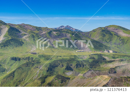 雷鳥沢登山道から見る室堂平と薬師岳　北アルプス劔岳登山 121376413