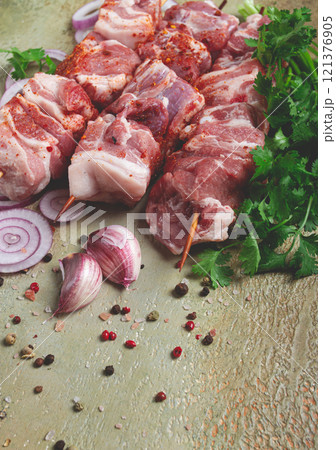 raw pork meat, on wooden skewers, pickled kebab , with spices and herbs, on the table, top view, no people, 121376905