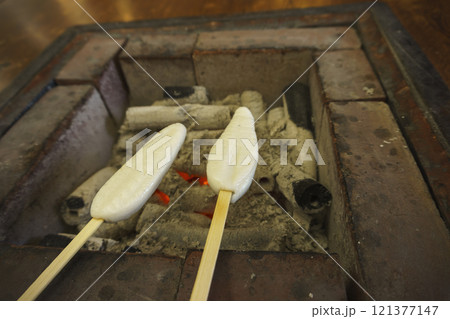 笹かまぼこの手焼き体験 炭火で焼いている様子 笹かまぼこの手焼き体験 炭火で焼いている様子 121377147