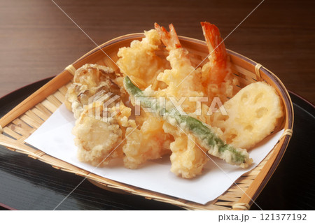 天ぷらの盛り合わせ 121377192
