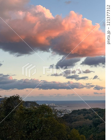 山から見た夕暮れの風景、山から見た海と空と夕焼け雲、ピンク色の雲が浮かぶ風景、夕焼け空と相模湾 山から見た夕暮れの風景、山から見た海と空と夕焼け雲、ピンク色の雲が浮かぶ風景、夕焼け空と相模湾 121377312