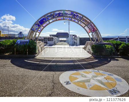 シンボルゲート 瀬戸内海の児島観光港(岡山県倉敷市) シンボルゲート 瀬戸内海の児島観光港(岡山県倉敷市) 121377626