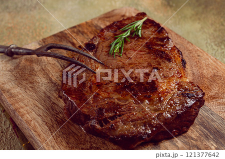 grilled steak, beef steak, rib eye steak, on a chopping board, top view, no people 121377642