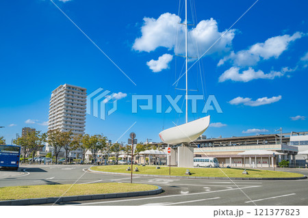 青空が広がるJR蒲郡駅南口の風景(愛知県) 青空が広がるJR蒲郡駅南口の風景(愛知県) 121377823