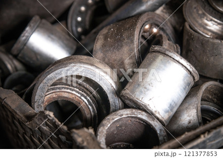 old rusty gears, heavy industry. used scrap metal, spare parts warehouse, waste dump close up 121377853