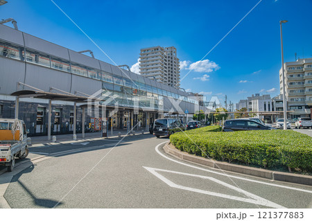 青空が広がるJR蒲郡駅北口の風景(愛知県) 121377883