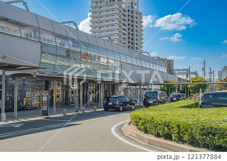 青空が広がるJR蒲郡駅北口の風景(愛知県) 121377884