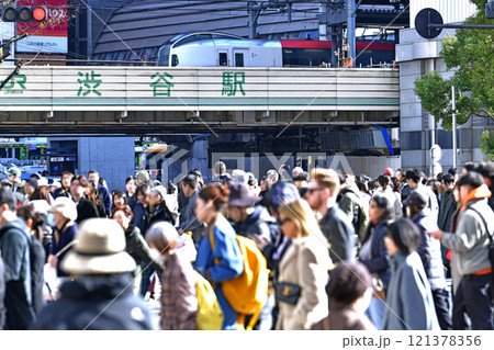 日本の東京都市景観 SERIES E259ロゴの成田エクスプレスや外国人らで大混雑する渋谷駅前… 日本の東京都市景観 SERIES E259ロゴの成田エクスプレスや外国人らで大混雑する渋谷駅前… 121378356