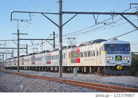高崎線 本庄-岡部 JR東日本 185系 OM02編成(大宮) 草津 高崎線 本庄-岡部 JR東日本 185系 OM02編成(大宮) 草津 121379867