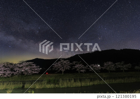 山里の春の星景色　桜並木みに昇る天の川 121380195
