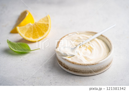 Bowl of tasty sour cream 121381342