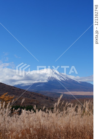 新雪の富士山 121382748