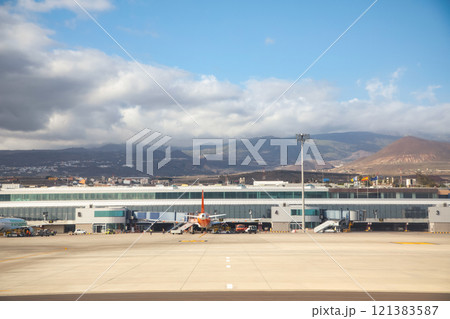 Boeing in Tenerife Norte Airport TFN. 121383587