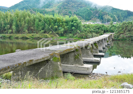 【若井沈下橋 (四万十川)】 高知県高岡郡四万十町 【若井沈下橋 (四万十川)】 高知県高岡郡四万十町 121385175