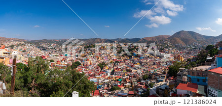 メキシコ・グアナファトの都市風景大パノラマ メキシコ・グアナファトの都市風景大パノラマ 121386024
