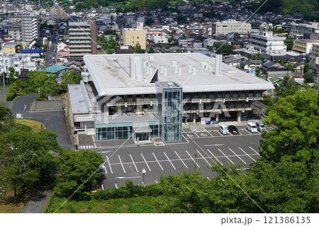 岡山県津山市のランドマーク「津山文化センター」：鶴山公園から見下ろす 121386135