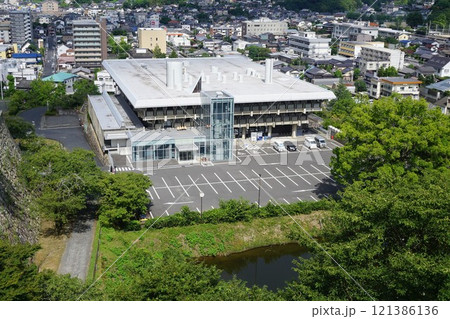 岡山県津山市のランドマーク「津山文化センター」：鶴山公園から見下ろす 121386136