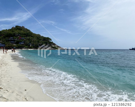 Sea foam of blue sea, white sand, blue sky 121386292