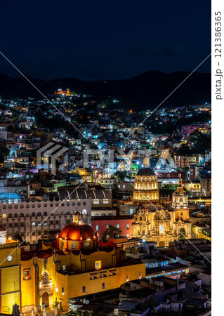 グアナファトの都市風景とバシリカ教会(グアナフアト大聖堂)とラ・コンパニーア聖堂の夜景 121386365