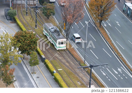 熊本市電の旧型車両　熊本駅前　九州　熊本市　熊本県 121386622
