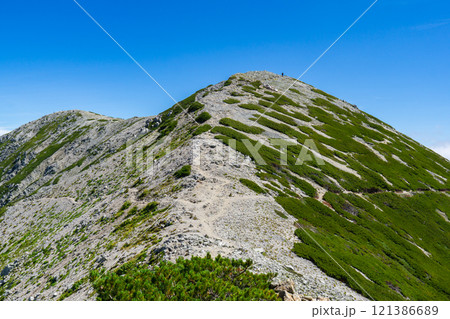 別山への登山道から見る別山の山頂　北アルプス劔岳登山 121386689