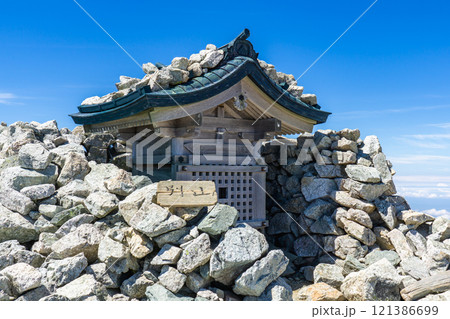 別山頂上の祠　北アルプス劔岳登山 121386699
