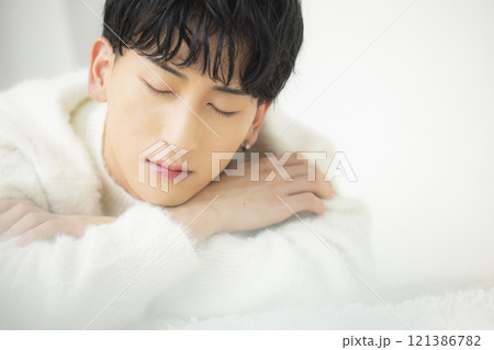 寝ている若い男性 121386782