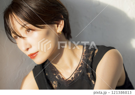 ショートヘアーの女性 ショートヘアーの女性 121386813