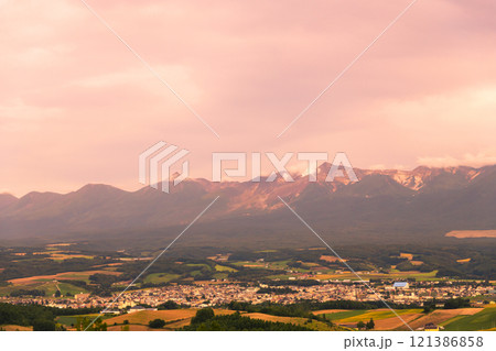 【上富良野町　千望峠からの秋の夕暮れと十勝岳連峰】 121386858