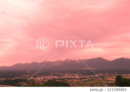 【上富良野町　千望峠からの秋の夕暮れと十勝岳連峰】 121386862