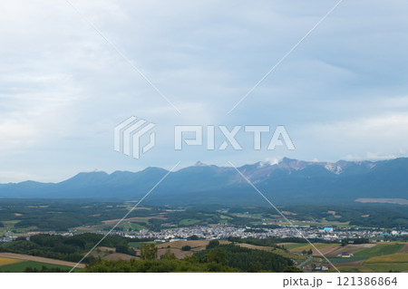 【上富良野町 千望峠からの秋の風景と十勝岳連峰】 【上富良野町 千望峠からの秋の風景と十勝岳連峰】 121386864