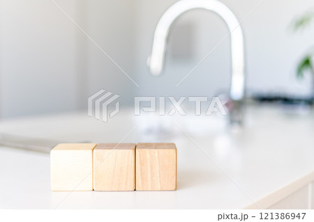 置かれた積み木 121386947