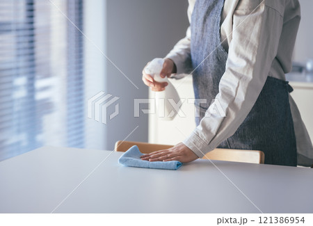 除菌スプレーで掃除 121386954