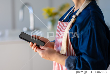 スマホを持つ主婦 121387025