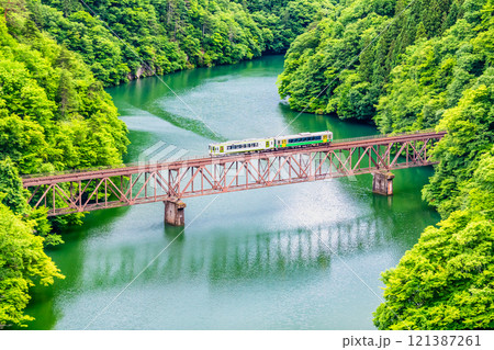 只見線 第三只見川橋梁を渡るキハE120とキハ110 只見線 第三只見川橋梁を渡るキハE120とキハ110 121387261